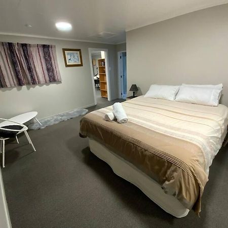 Quiet & Close To Town Taupo Exterior photo